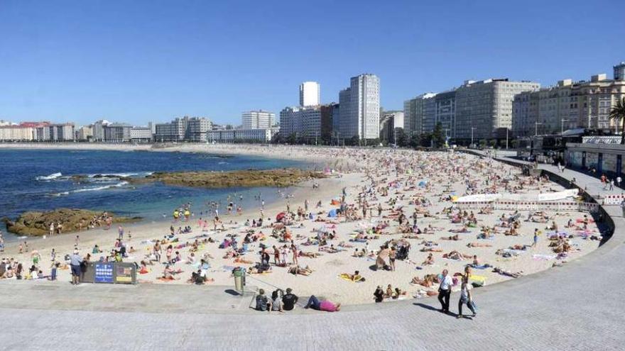 Panorámicas de las playas de Riazor y Orzán.