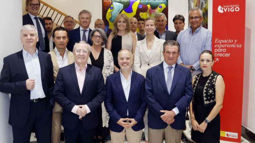 Nonay junto a miembros del Foro y David Regades. | M. G. Brea