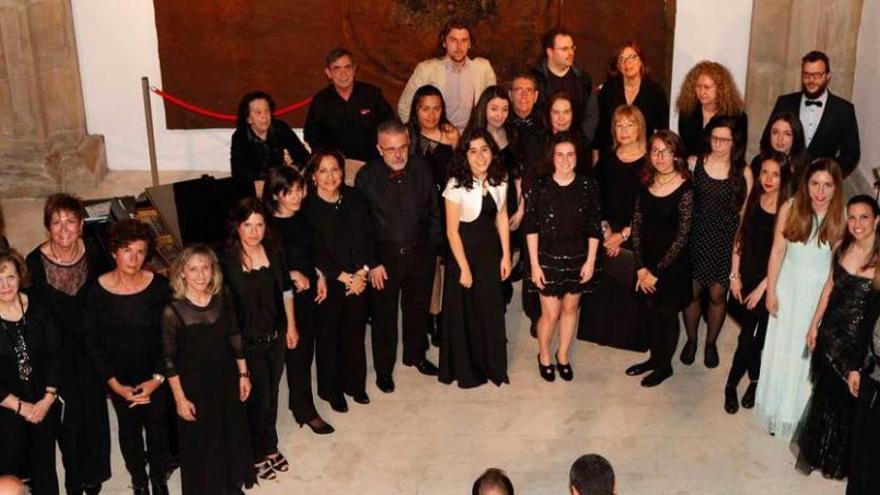 Cantantes y músicos, momentos antes de iniciarse la velada en el Barjola.