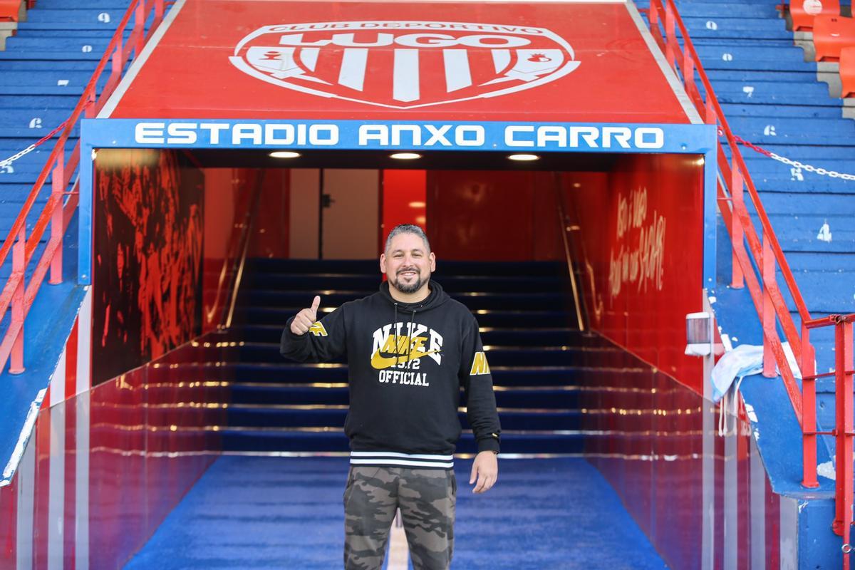 Gonza Bobadilla, aficionado argentino del CD Lugo, en el Estadio Anxo Carro.