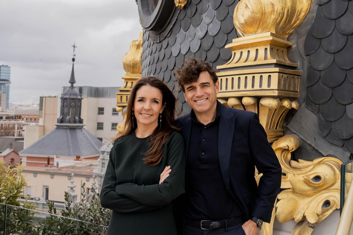Marta Seco y Sandro Silva, junto a la cúpula de Metrópolis, en Madrid.