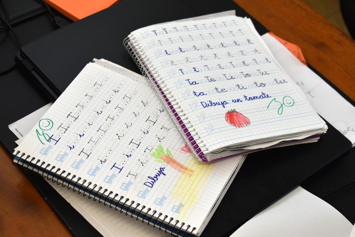 Los niños aprenden a escribir.