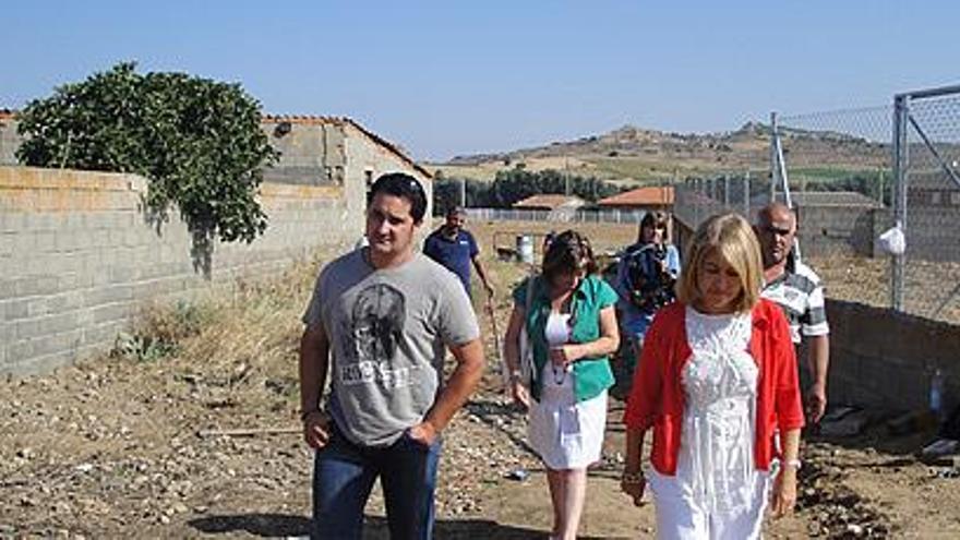 La subdelegada del Gobierno, Pilar de la Higuera, durante la visita a Villabuena del Puente.