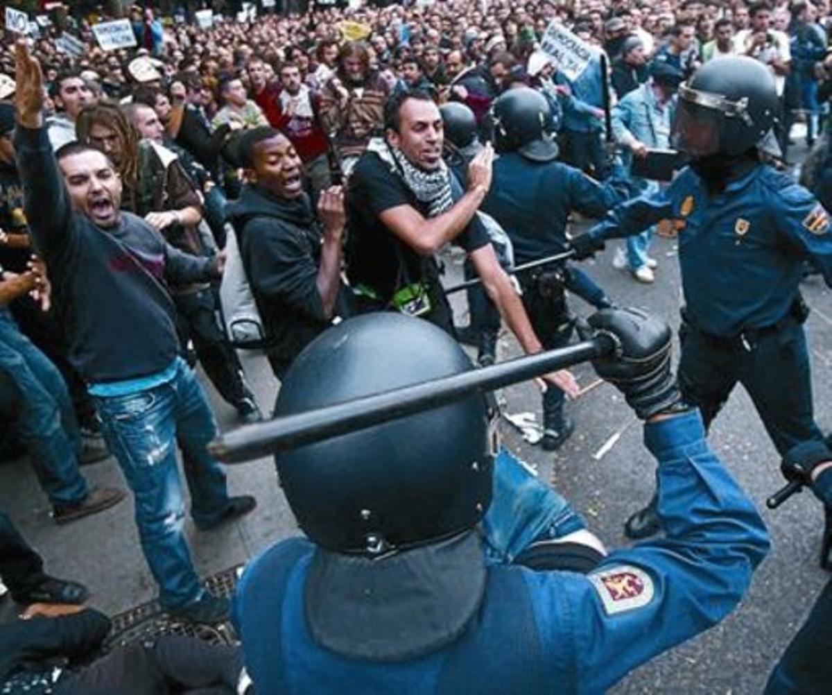 Diversos moments de la protesta d’ahir contra el Congrés. A la imatge de la dreta, una de les càrregues que la policia va portar a terme contra els manifestants. Diversos moments de la protesta d’ahir contra el Congrés. A la imatge de la dreta, una de les càrregues que la policia va portar a terme contra els manifestants.