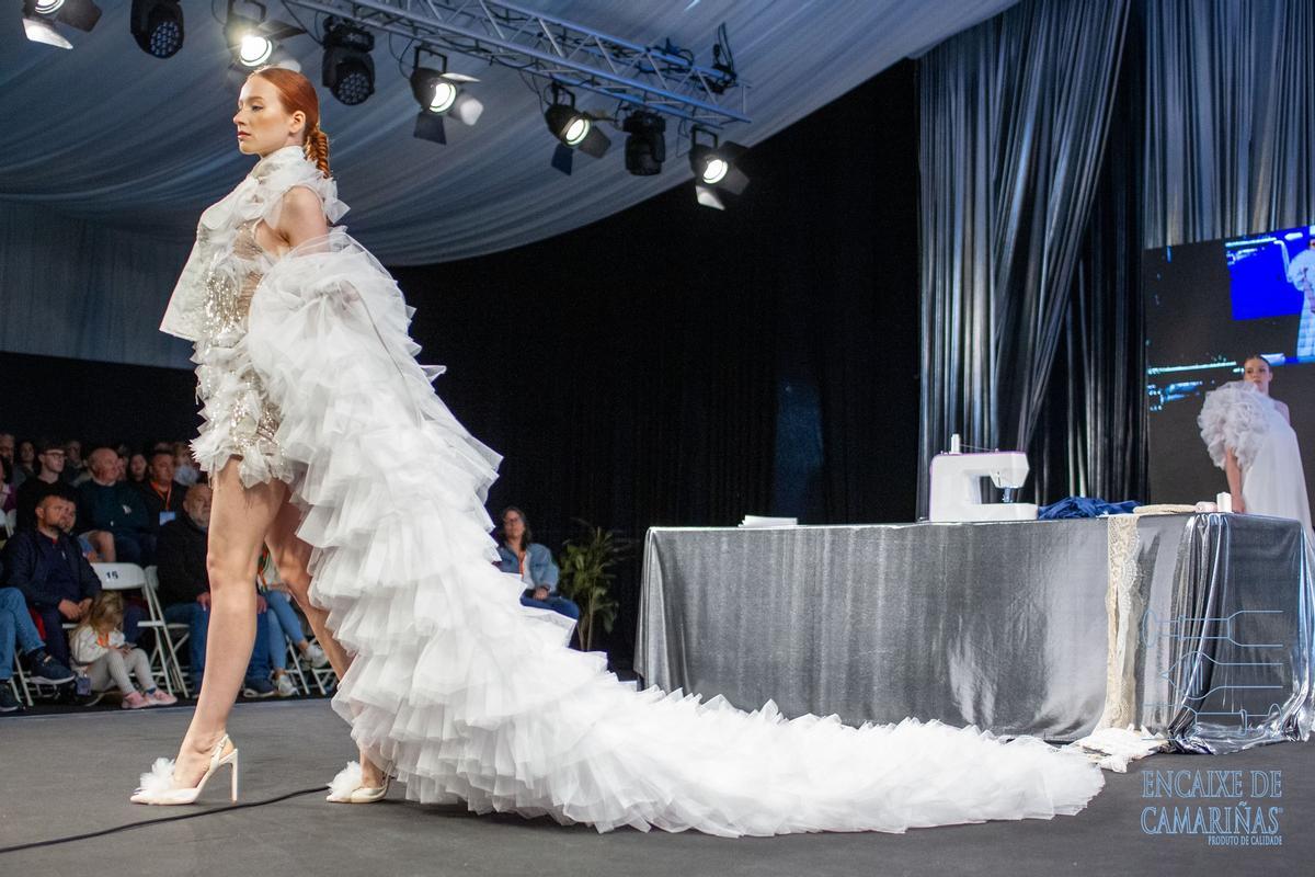 Deseños de moda con encaixes de Camariñas na pasarela da Mostra.