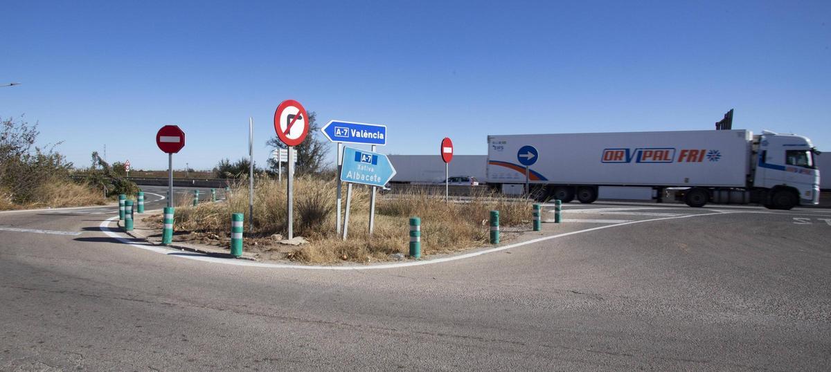 Salida de Montortal a la autovía, un punto peligroso.