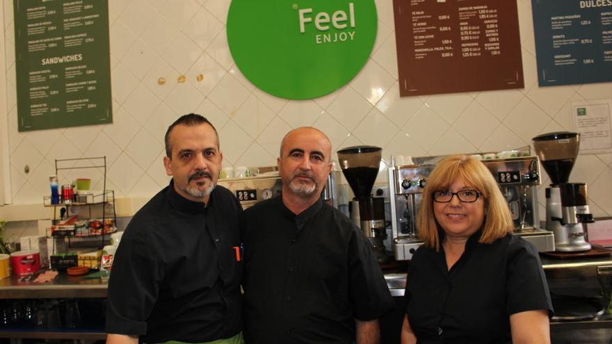 Francisco Javier Pérez, Francisco Fernández y Antonia Luna, camareros del establecimiento.