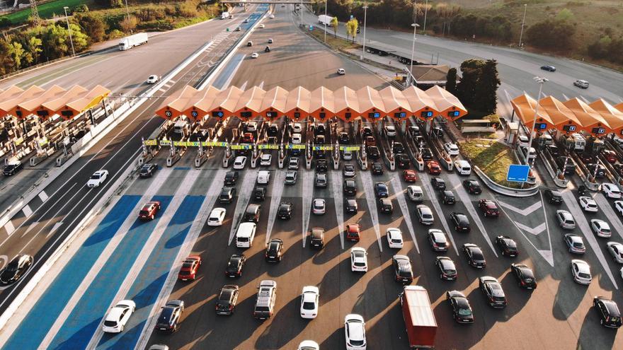 La multa por tocar la pantalla del coche mientras conduces - Uppers