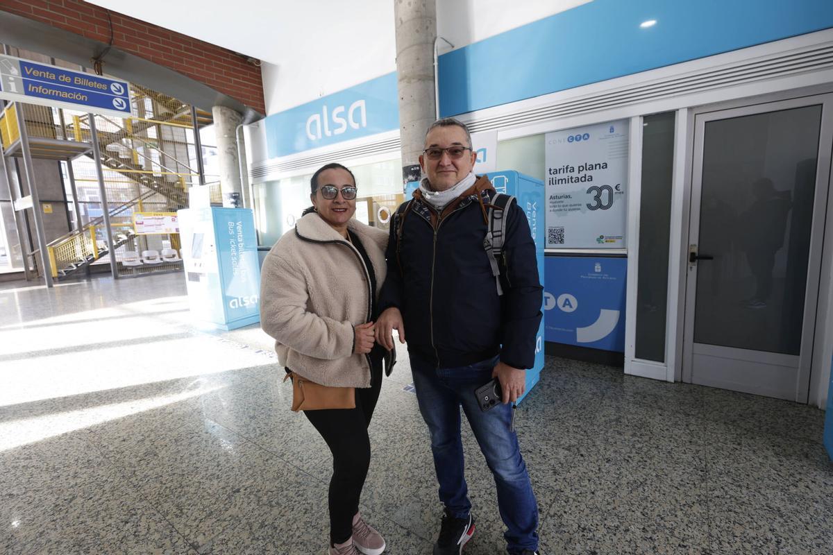 Yoana Azevedo y Marcos Azevedo, en la estación de bus de Avilés