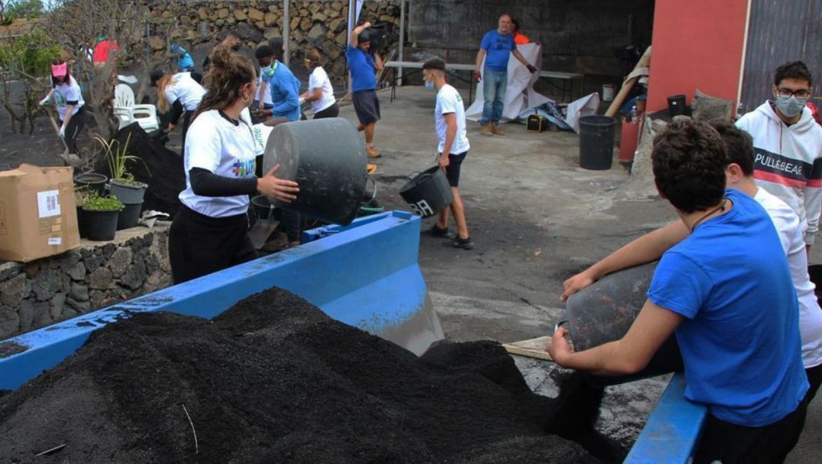 Imagen de los jóvenes y menores de este colectivo limpiando restos de ceniza de La Palma.