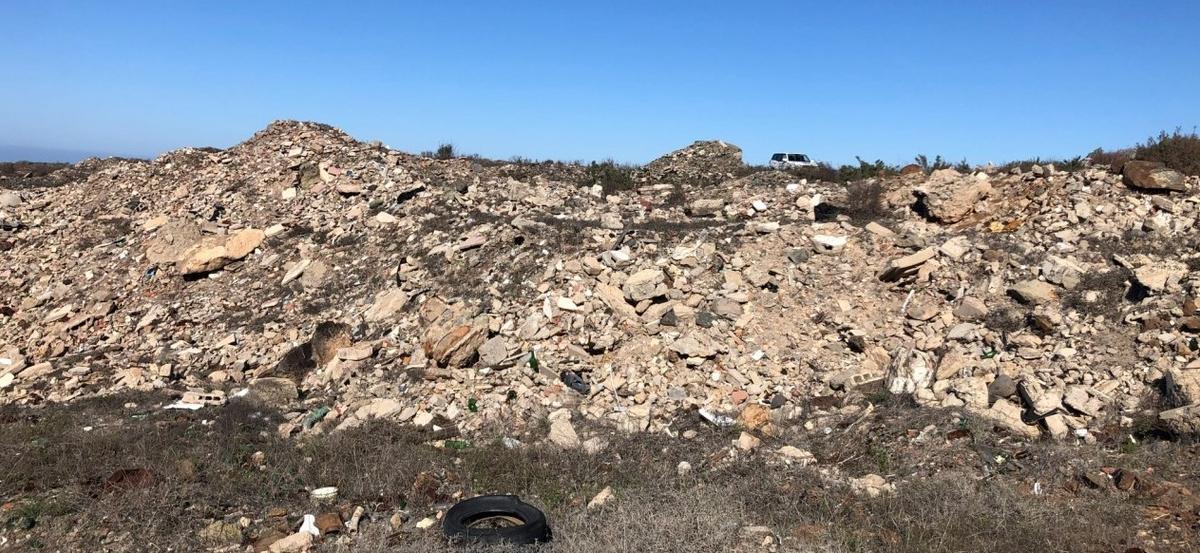 Restos de residuos de la construcción, neumáticos y vidros acumulados en una parte del vertedero ilegal de Degollada de las Yeguas.