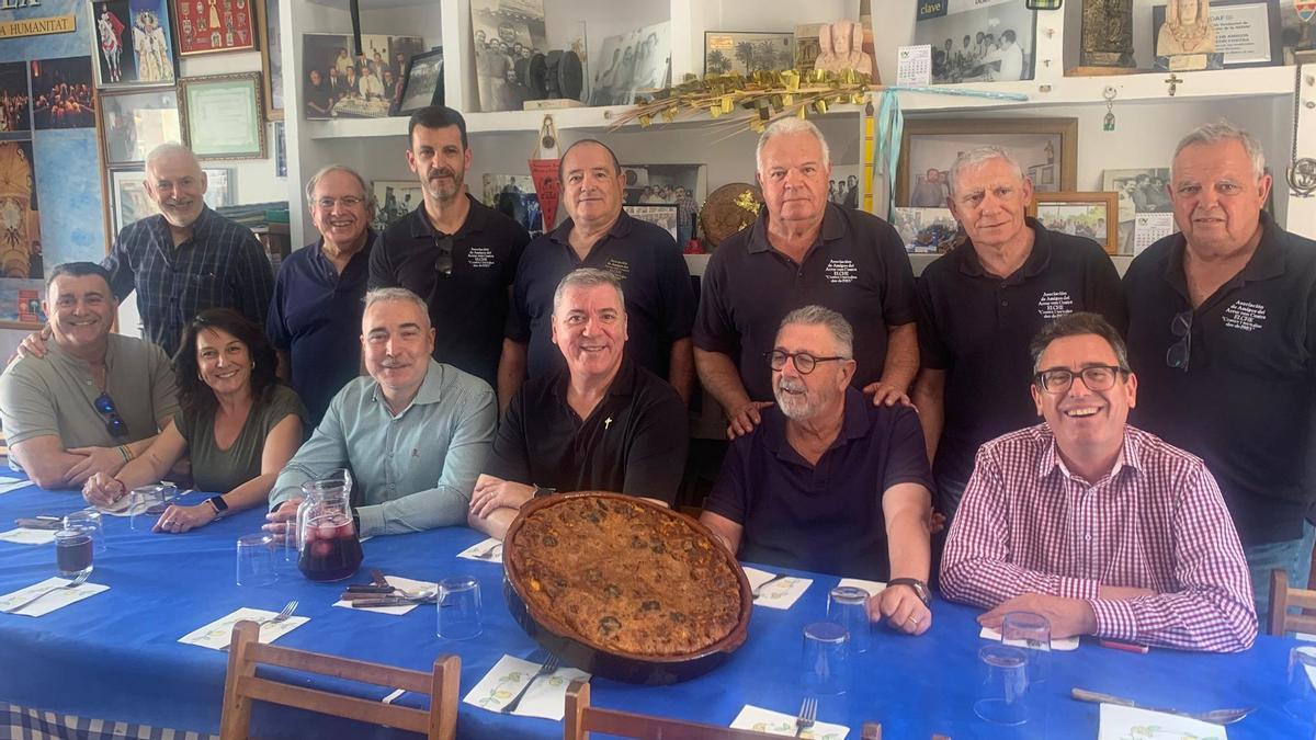 Los Amigos del Arroz con Costra de Elche y directivos de la cofradía del Nazareno compartieron el tradicional plato ilicitano