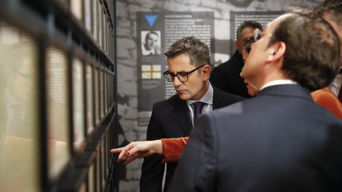 Félix Bolaños y José Manuel Albares visitan la exposición ‘Mauthausen: memorias compartidas’.