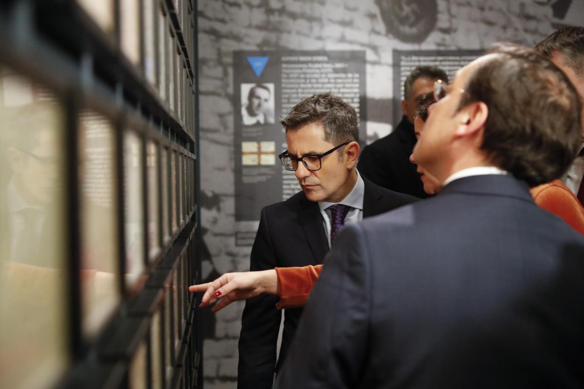 Félix Bolaños y José Manuel Albares visitan la exposición ‘Mauthausen: memorias compartidas’.