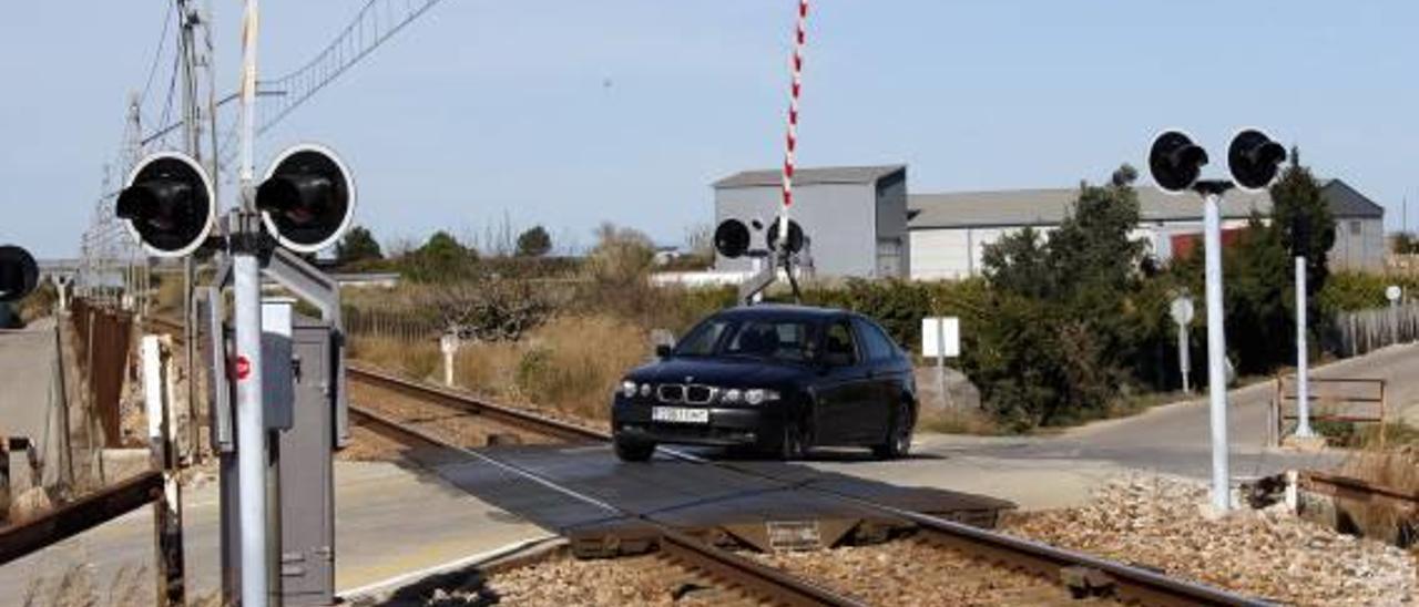 El tren vuelve a arrollar un vehículo en el peligroso paso a nivel de Cullera