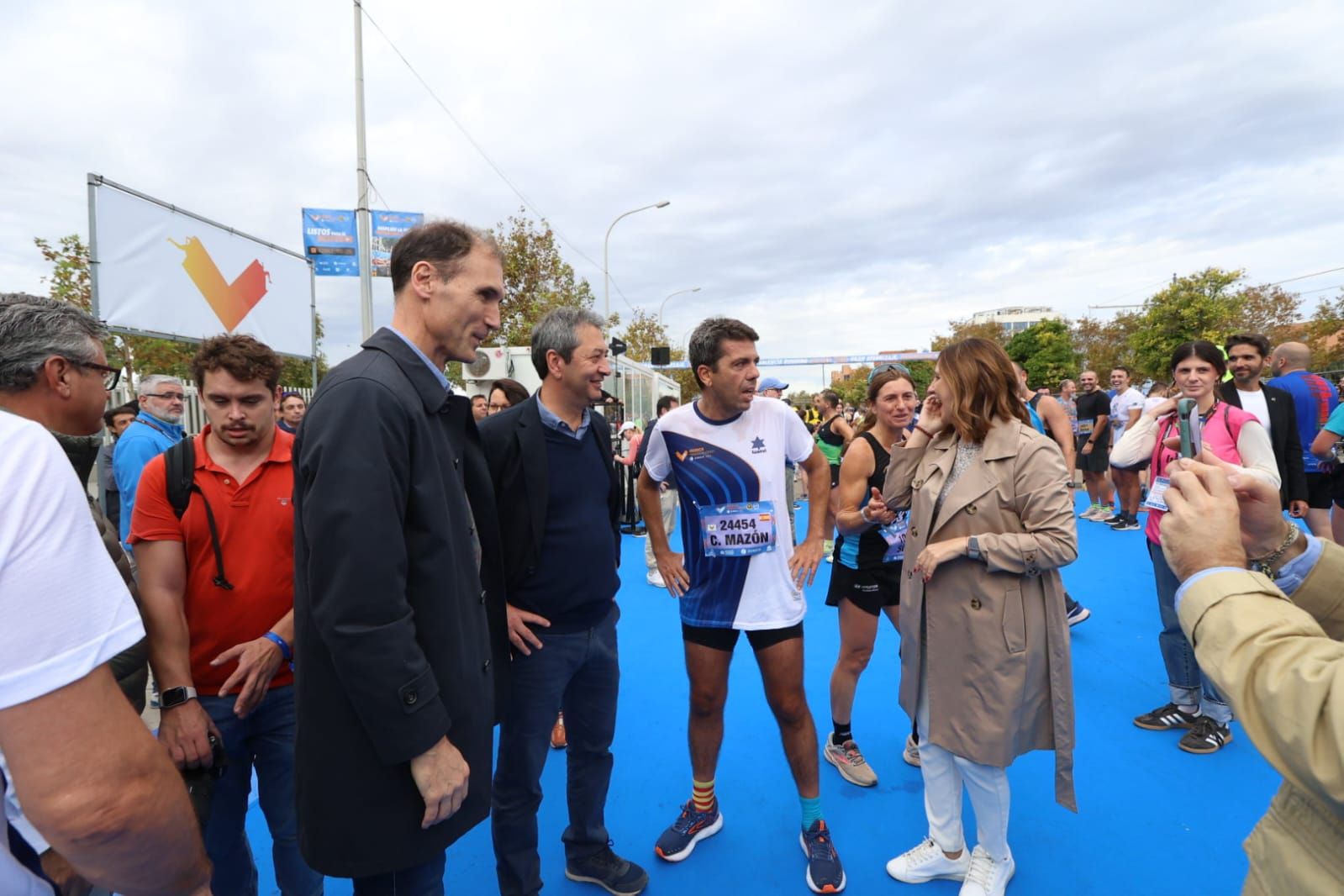 Carlos Mazón participa en la media maratón de València