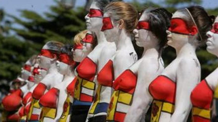 Un grupo de mujeres recorren Montevideo con el torso pintado para reclamar derechos sexuales