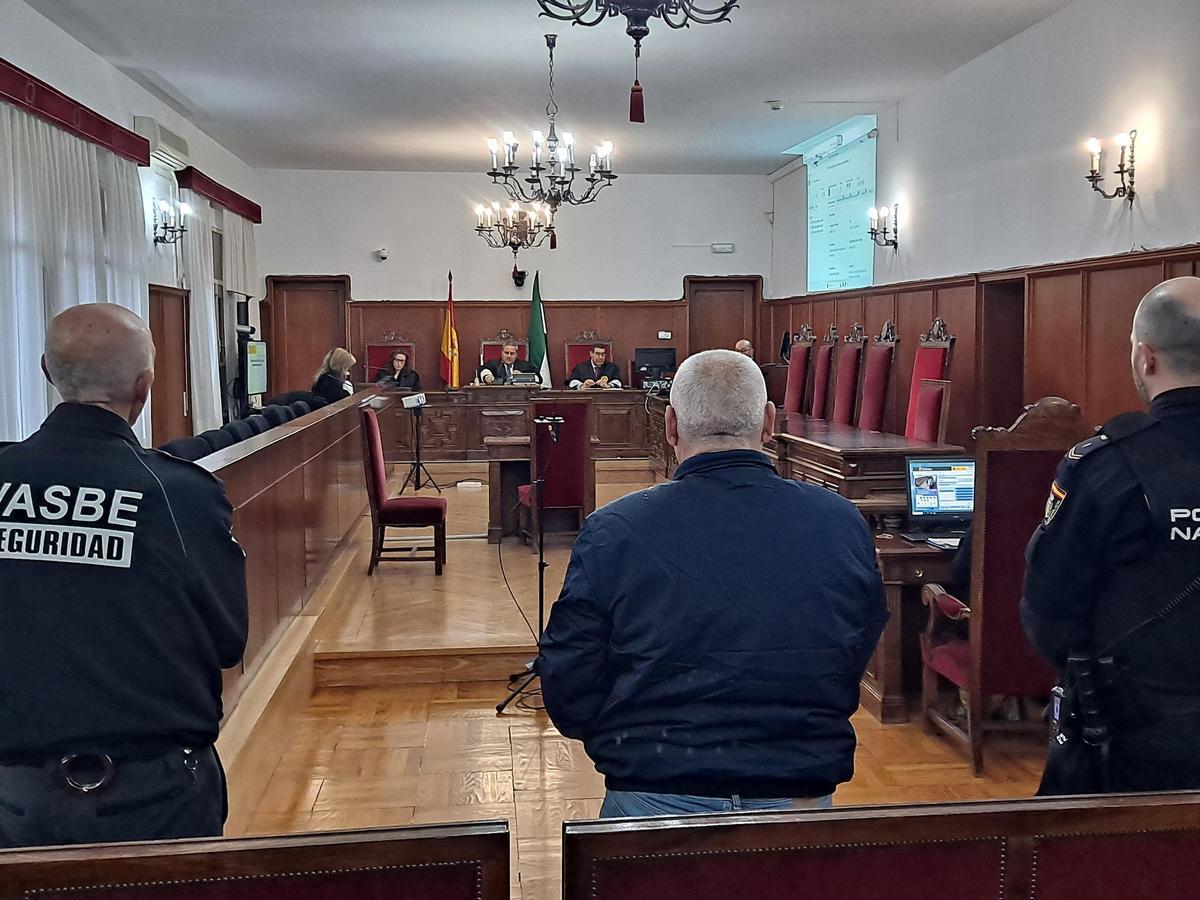 El condenado (de pie en el centro), este martes en la Audiencia Provincial de Badajoz.