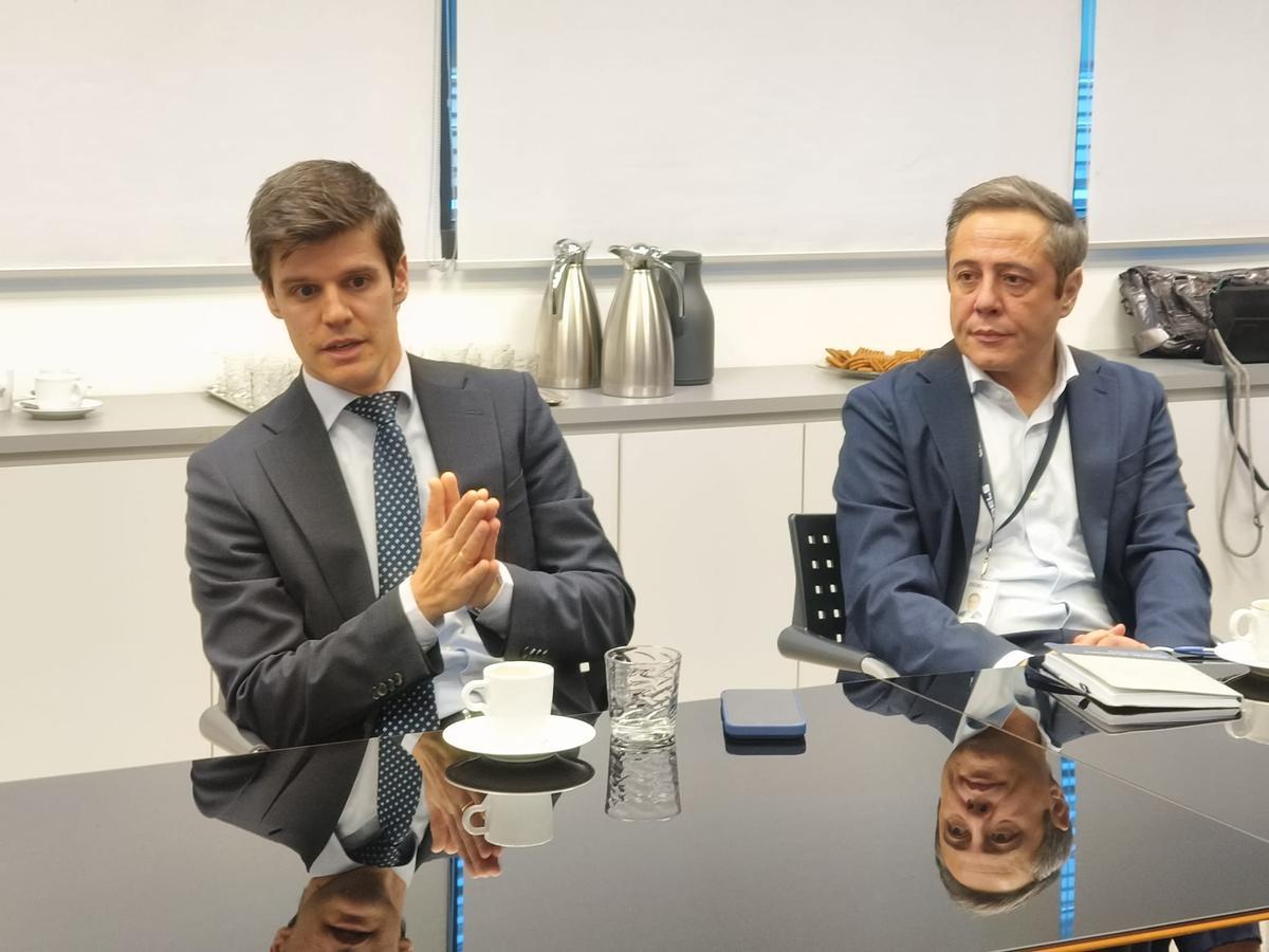 Por la izquierda, Alejandro Page (director general de Santa Bárbara) y José Bayón (director de relaciones institucionales)