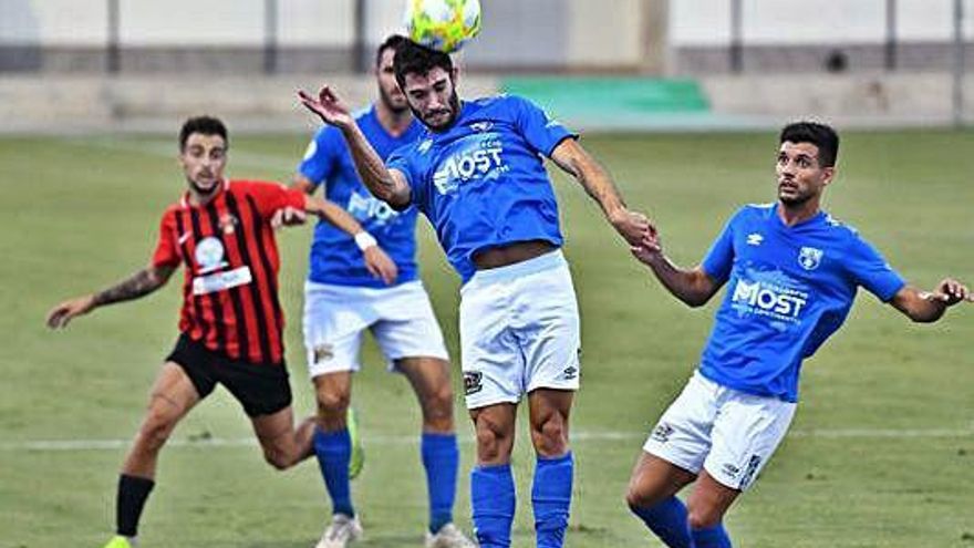 Jugadores del Atlético Pulpileño y el Mar Menor luchan por un balón dividido.