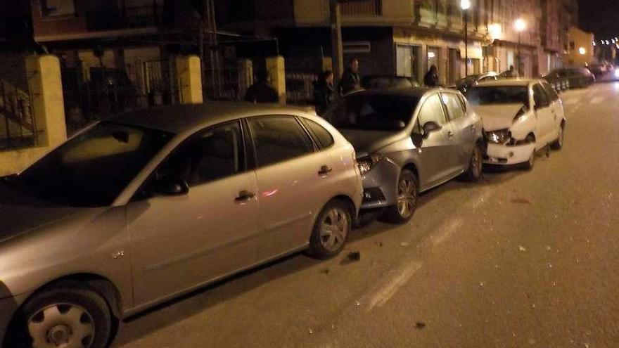 La salida de la vía del Seat Ibiza blanco provocó una colisión en cadena entre coches aparcados. // FdV