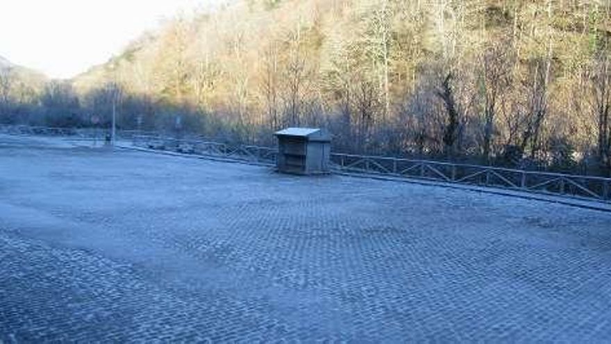 El hielo en el aparcamiento de Muñigu, en las inmediaciones del real sitio.