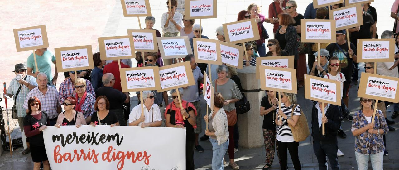 Protesta de Zero Incívics y otros colectivos vecinales contra el gobierno municipal, en octubre de 2019.