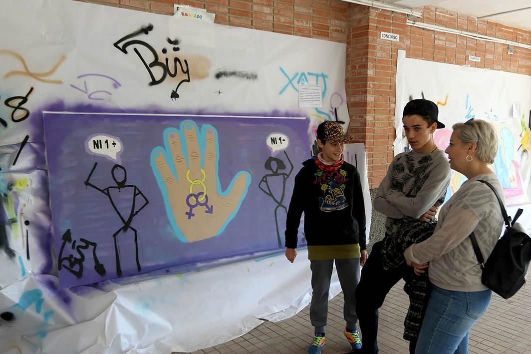 El IES Trasierra entrega los premios de la octava edición del concurso de grafitis por la igualdad.