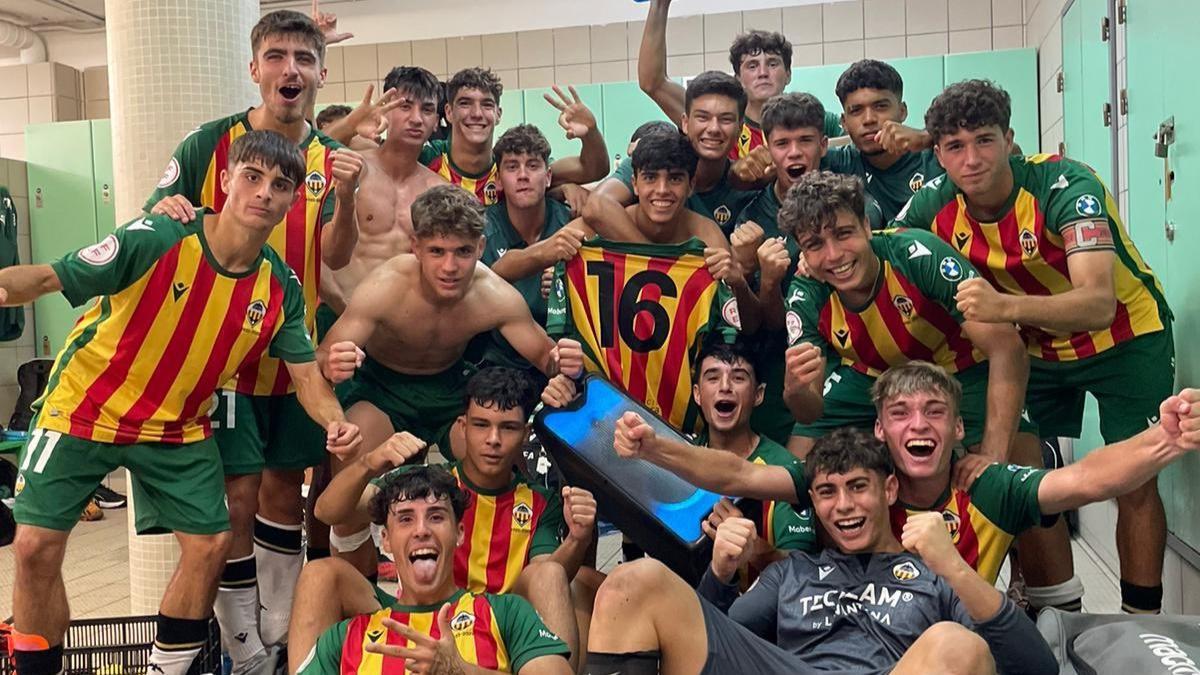 Los jugadores del juvenil del Castellón celebran la trabajada victoria en el campo del Hércules.