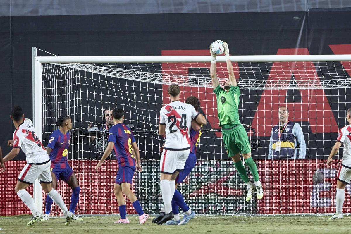 Joan García, en una de sus múltiples paradas contra el Rayo.