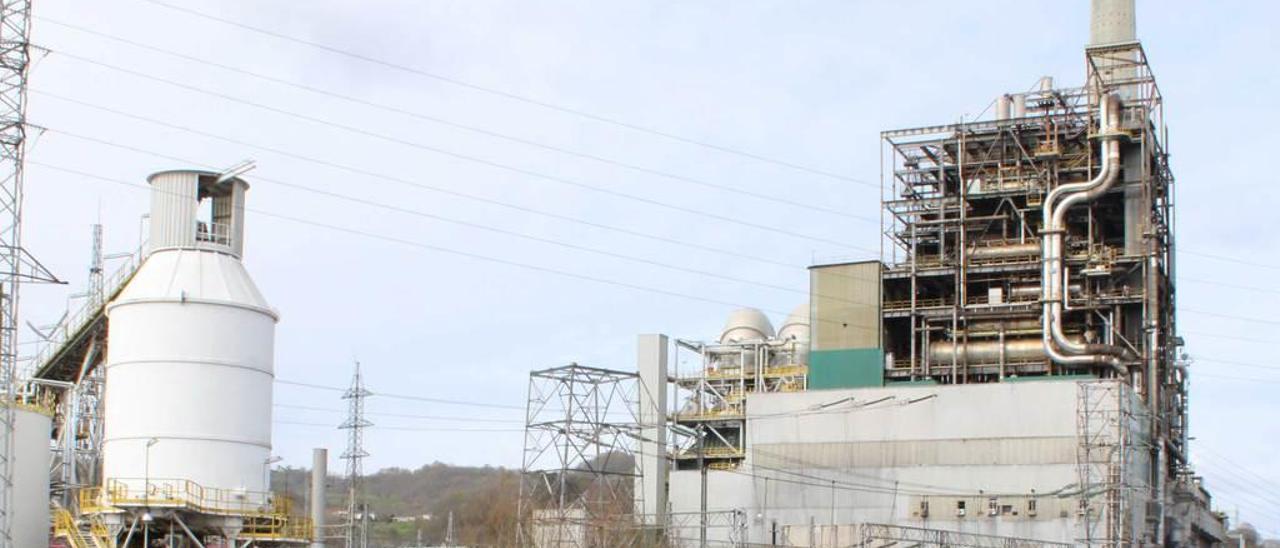 La central térmica de Lada, esta semana, aún en funcionamiento.