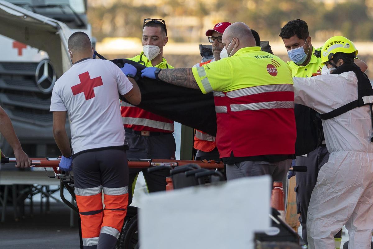 Dos personas muertas entre las 108 de un cayuco a la deriva en aguas de Canarias.