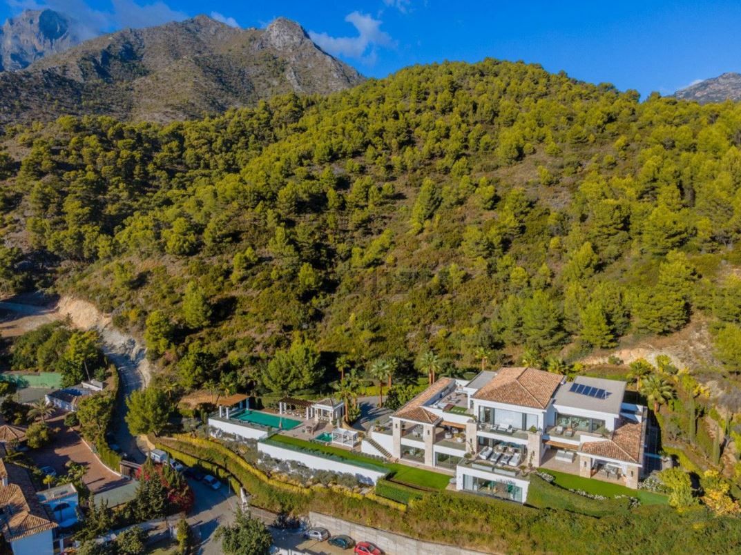 Vivienda valorada en 27,5 millones de euros y ubicada en una de la comunidades cerradas más prestigiosas de Marbella (Málaga): Cascada de Camoján, en las estribaciones de Sierra Blanca. Tiene 9 habitaciones y casi 2.500 m2.