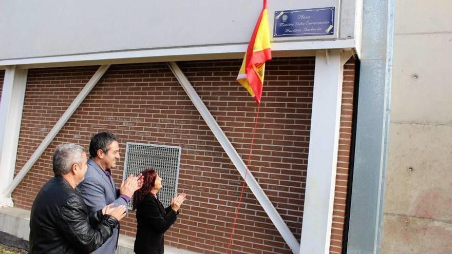 Momento del descubrimiento de la placa en honor a la profesora.