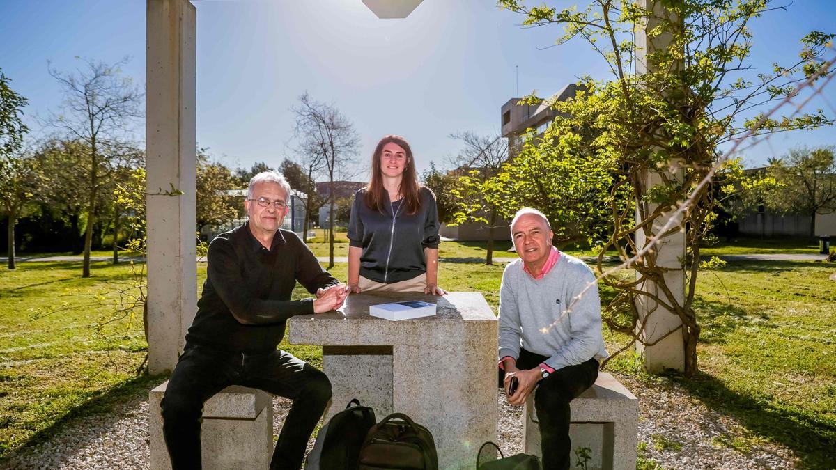 Los geógrafos Antoni Artigues, Sònia Vives y Onofre Rullan, esta semana en el campus de la UIB.