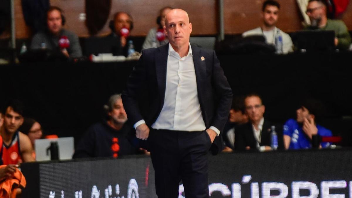 Carles Marco, en la banda del Coliseum durante el Leyma Coruña-Obradoiro.
