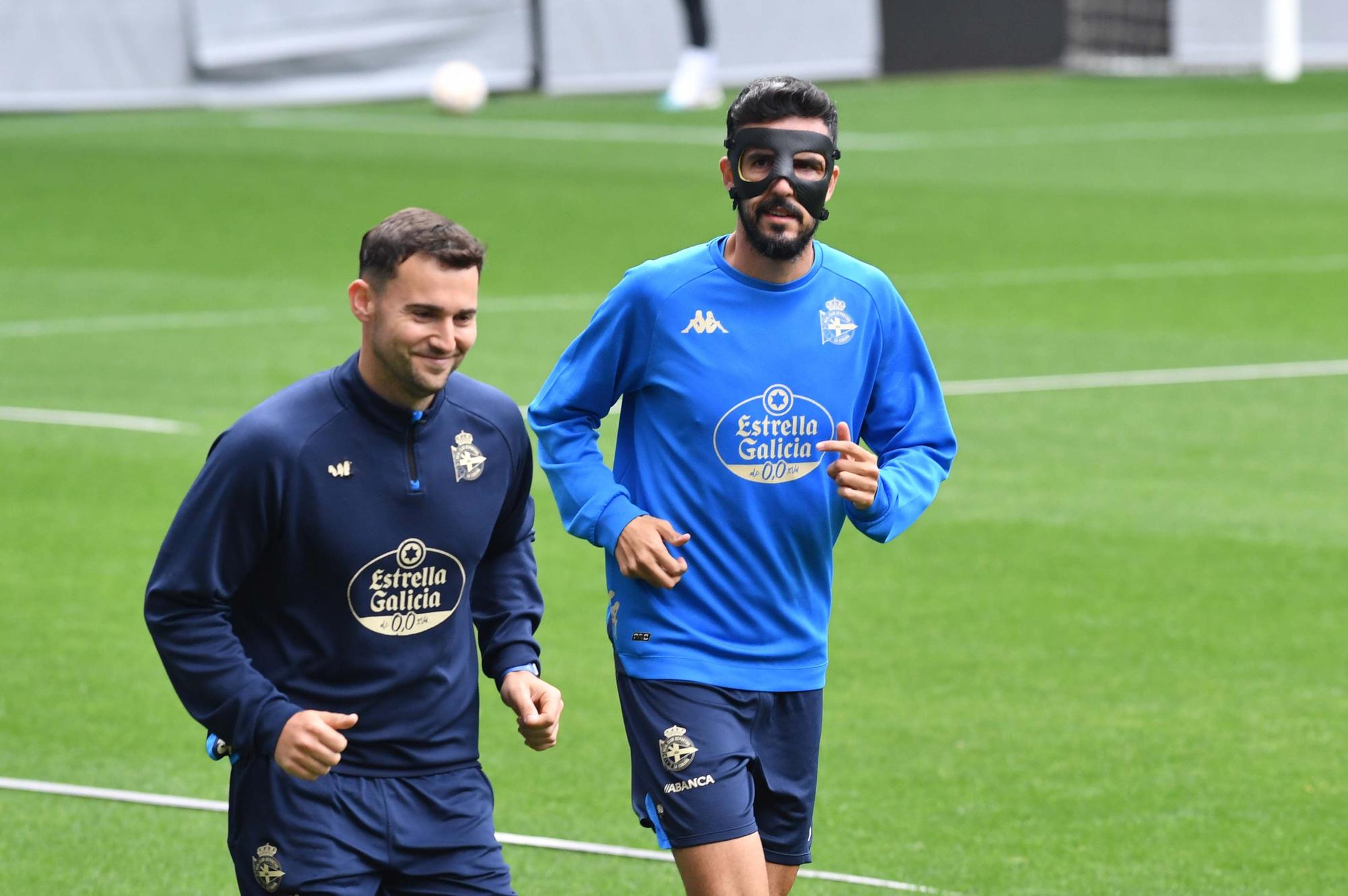 Lucas y Quiles entrenan con máscaras en Riazor