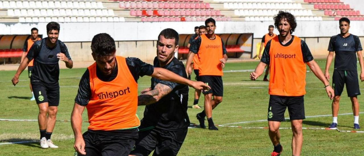 Varios jugadores, durante un entrenamiento en elRuta. | ZCF