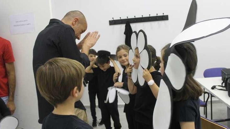 Al lado, el profesor Chema García da instrucciones a los alumnos durante un ensayo. A la derecha, María Dolores de la Fuente Blanco.