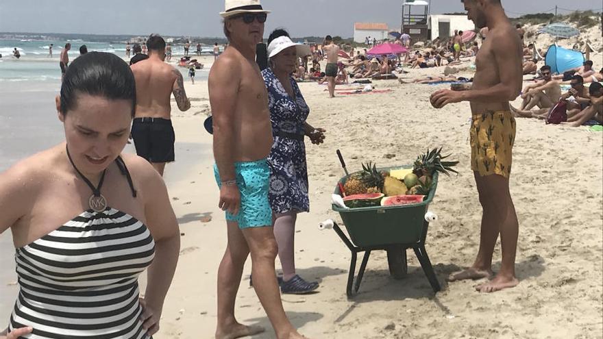 Venta ambulante en la playa de es Trenc