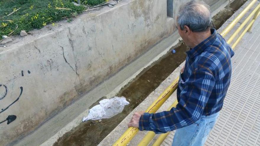 La acequia en la que se encontró el cadáver de la mujer atropellado.