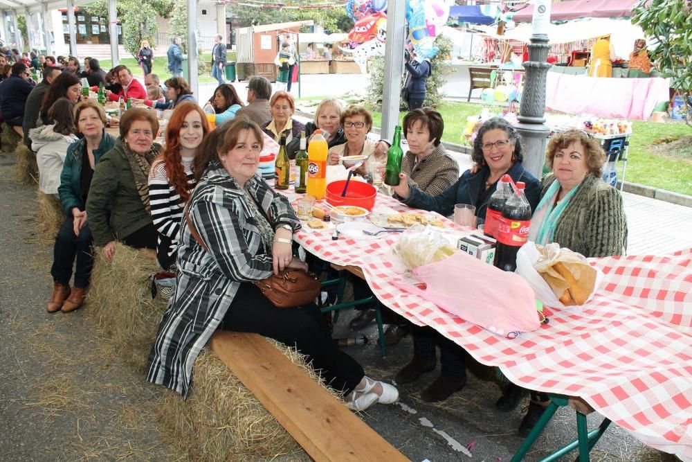 Comida en la calle de Posada de Llanera por San Isidro