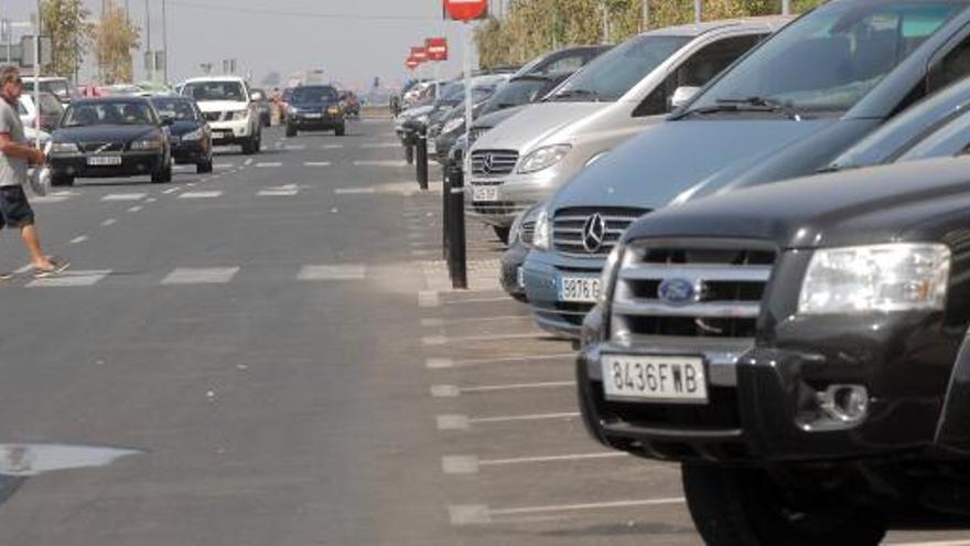 Úna serie de coches aparcados.