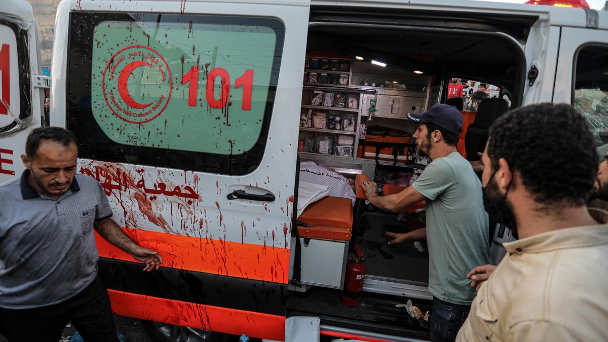 Ataque a un convoy de ambulancias junto al hospital Al Shifa de la Franja de Gaza.