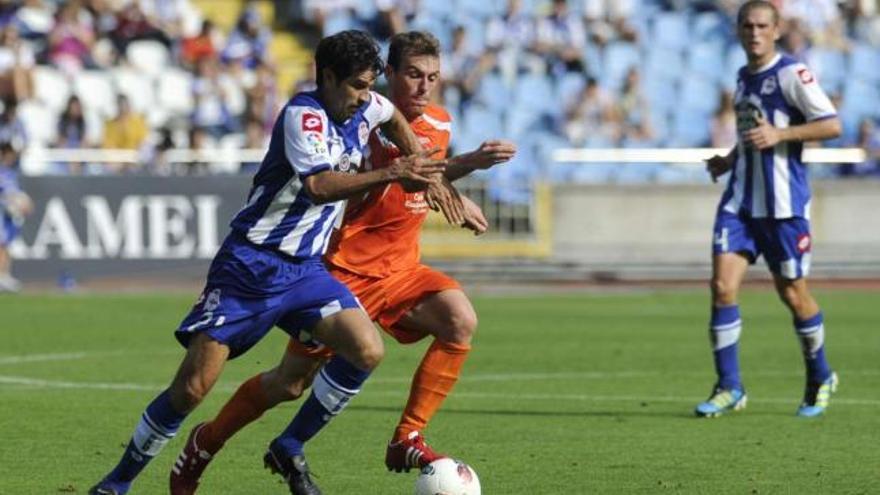 Valerón, con Álex en segundo plano, trata de escaparse de un rival en el partido del sábado ante el Guadalajara. / juan varela