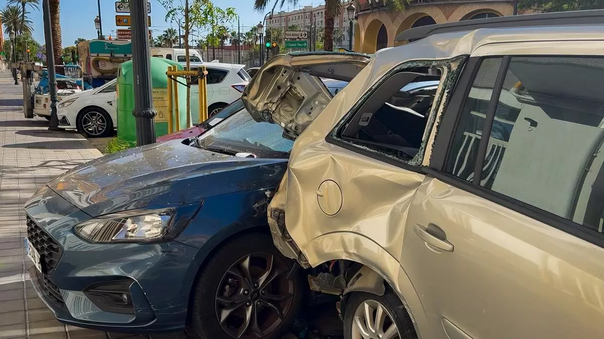 Un conductor a la fuga destroza siete coches en el Cabanyal