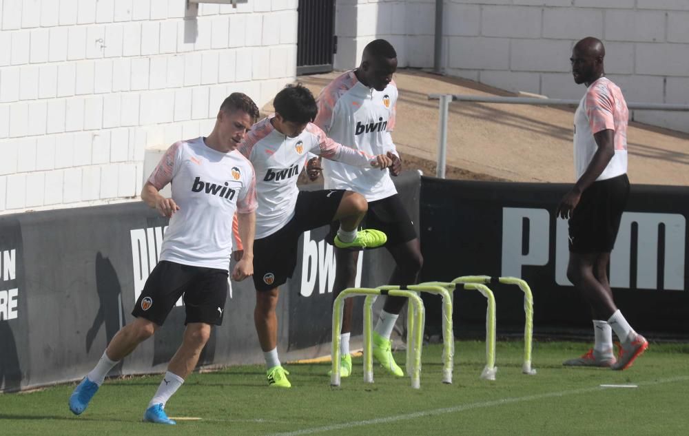 Anil Murthy, atento al entrenamiento del Valencia