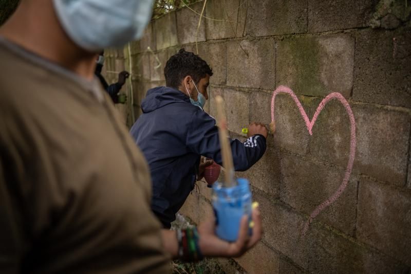 Elaboración de un mural en Las Raíces