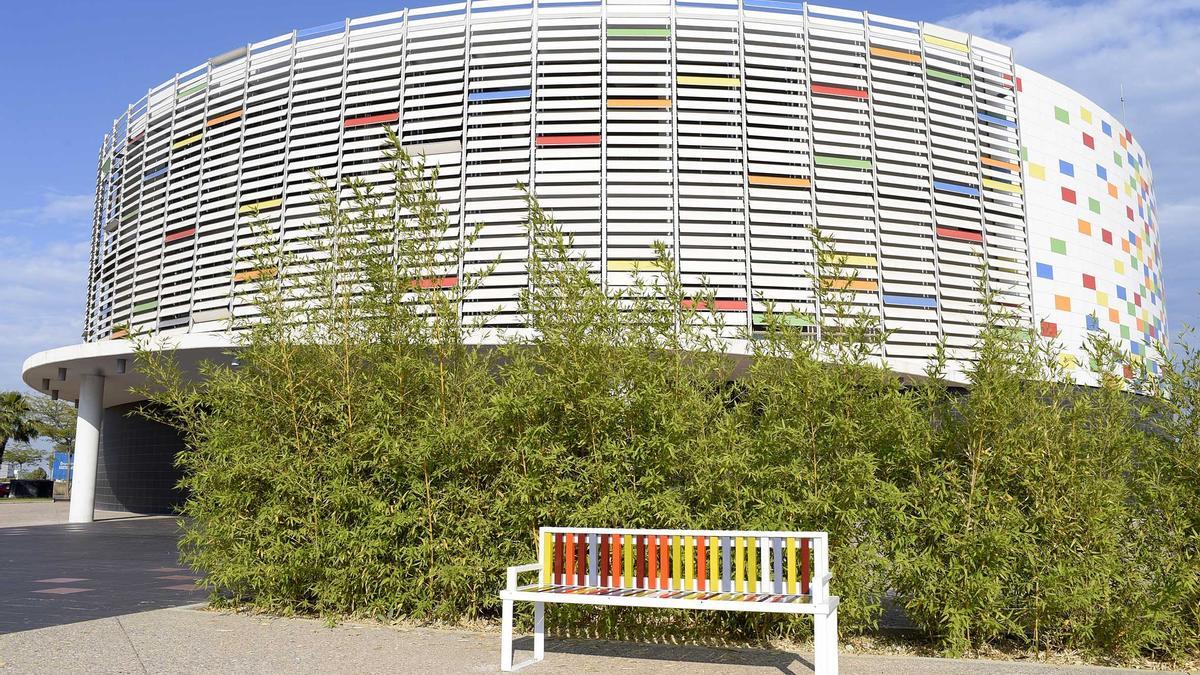 Banco de cerámica instalado ante el Palau de la Festa