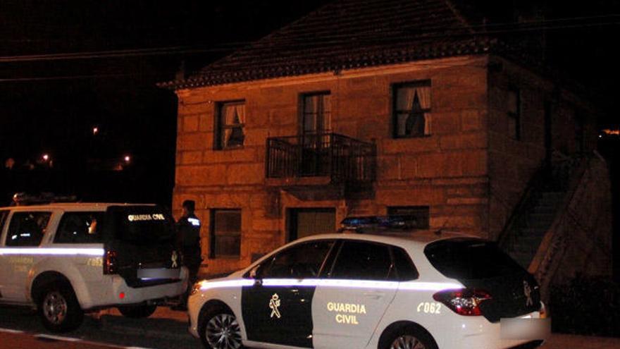 La Guardia Civil ante la casa del cura de Domaio. // Santos Álvarez